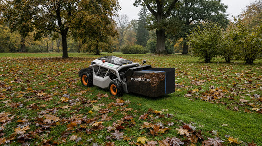 Ein Mowrator-Laubsauger mit Häckselfunktion sammelt nasses Herbstlaub auf einer Rasenfläche.
